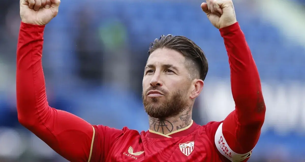 Sergio Ramos w czerwonej koszulce z podniesionymi pięściami, świętuje zwycięstwo. To właśnie tam, gdzie gra Sergio Ramos, czuć emocje!