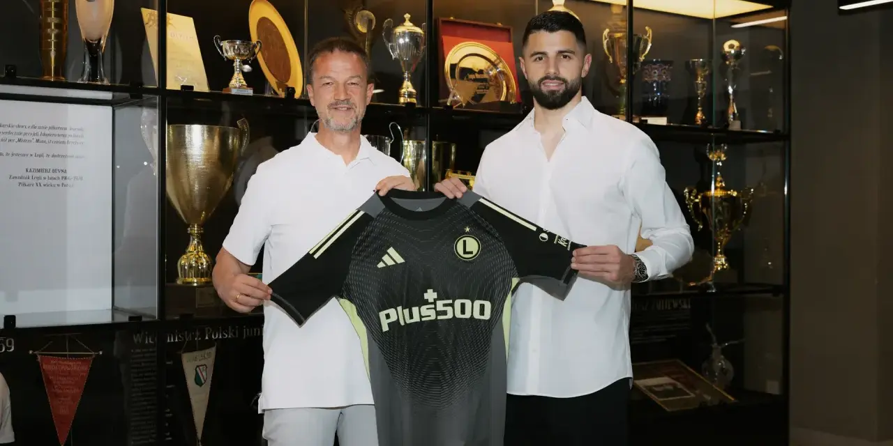 Nowy bramkarz Legii, w otoczeniu trofeów, prezentuje nowy strój.