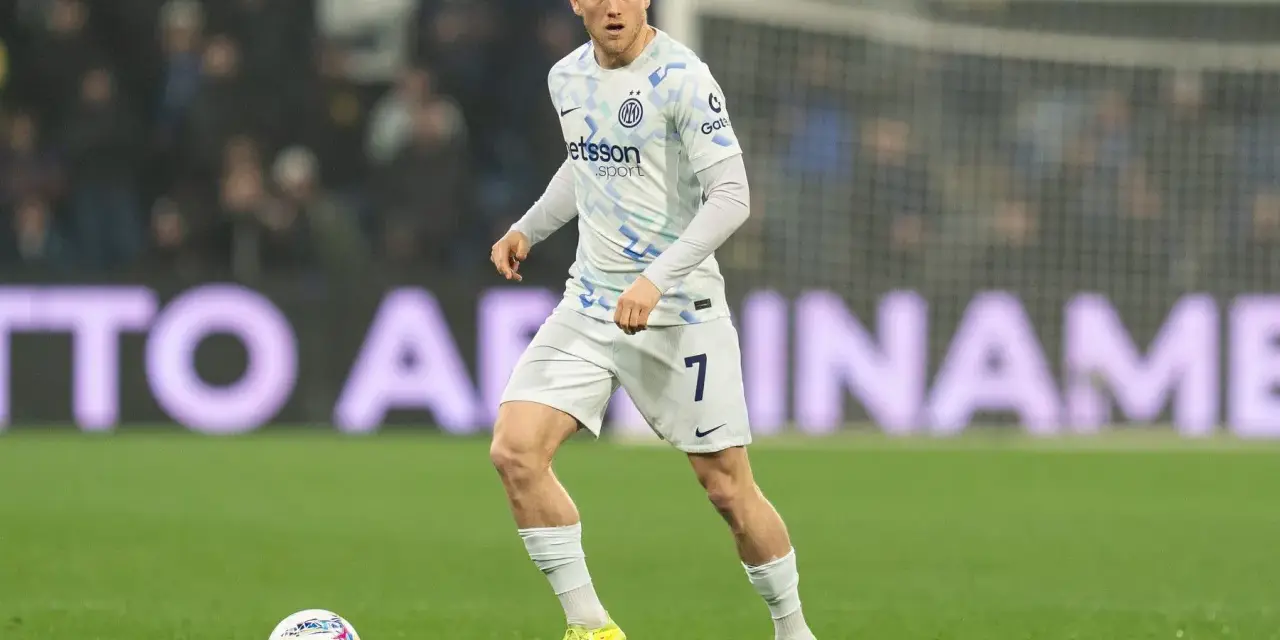 Piłkarz Interu Mediolan z numerem 7 na koszulce, w akcji podczas meczu z Sassuolo.