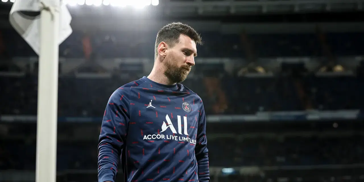 Lionel Messi w dresie PSG, zastanawia się, ile Messi zarabia na sekundę.