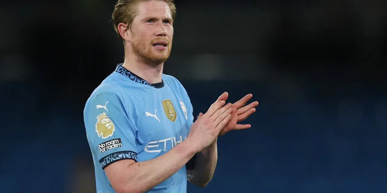 Kevin De Bruyne w błękitnej koszulce Manchesteru City klaszcze, wyrażając uznanie dla kibiców.
