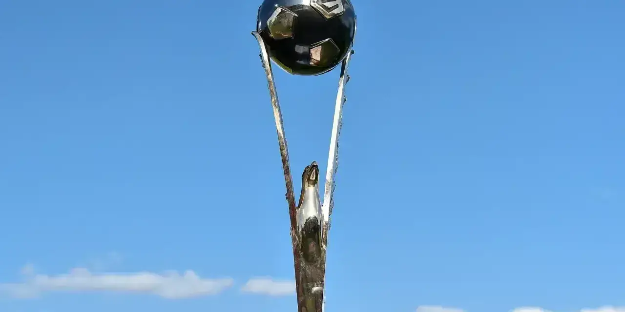 Trofeum dla mistrza polski ekstraklasa, symbol zwycięstwa i dumy polskiej piłki nożnej.
