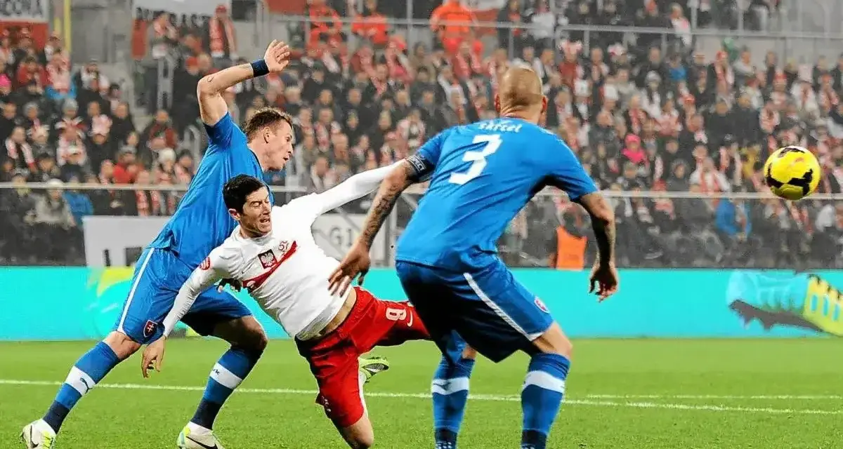 Piłkarze walczą o piłkę na boisku. Zastanawiasz się, ile zarabia Lewandowski na minutę?