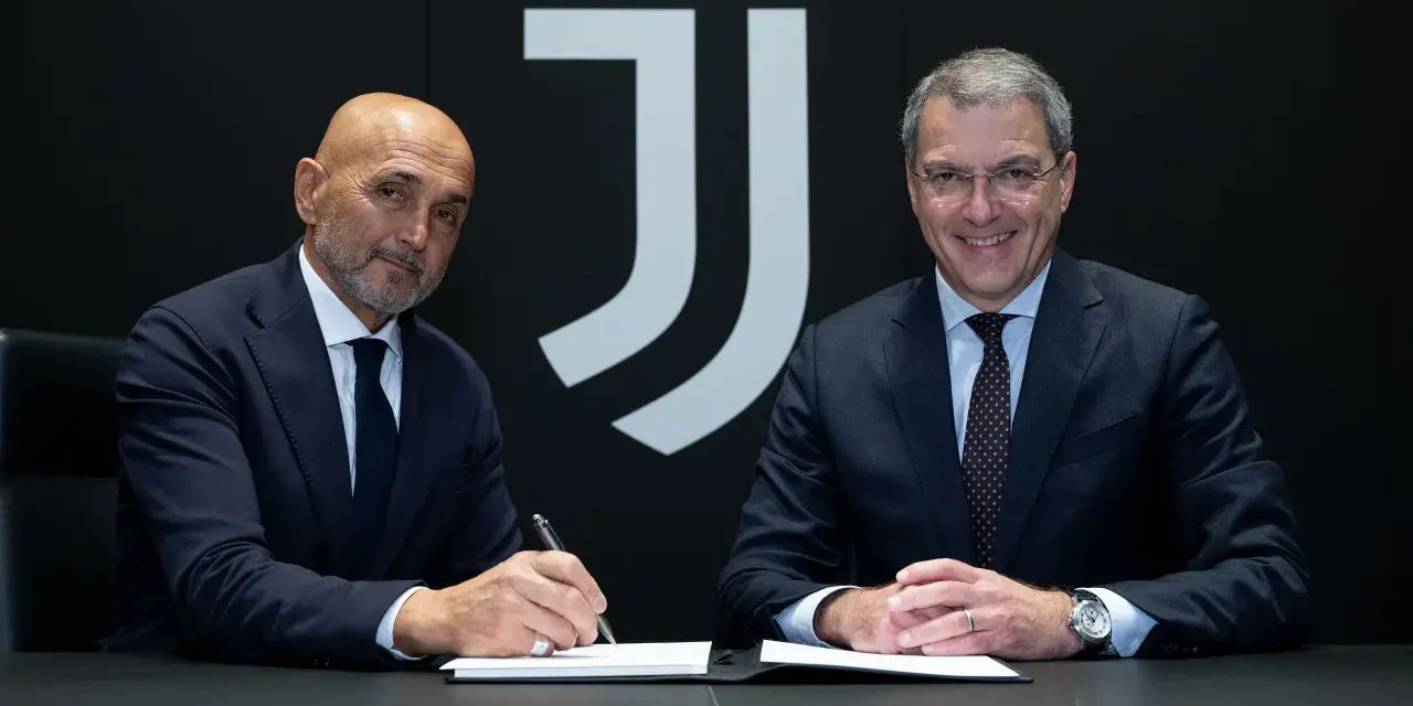 Dwóch mężczyzn w garniturach siedzi przy stole. Jeden z nich, łysy, podpisuje dokument. Za nimi logo Juventusu.