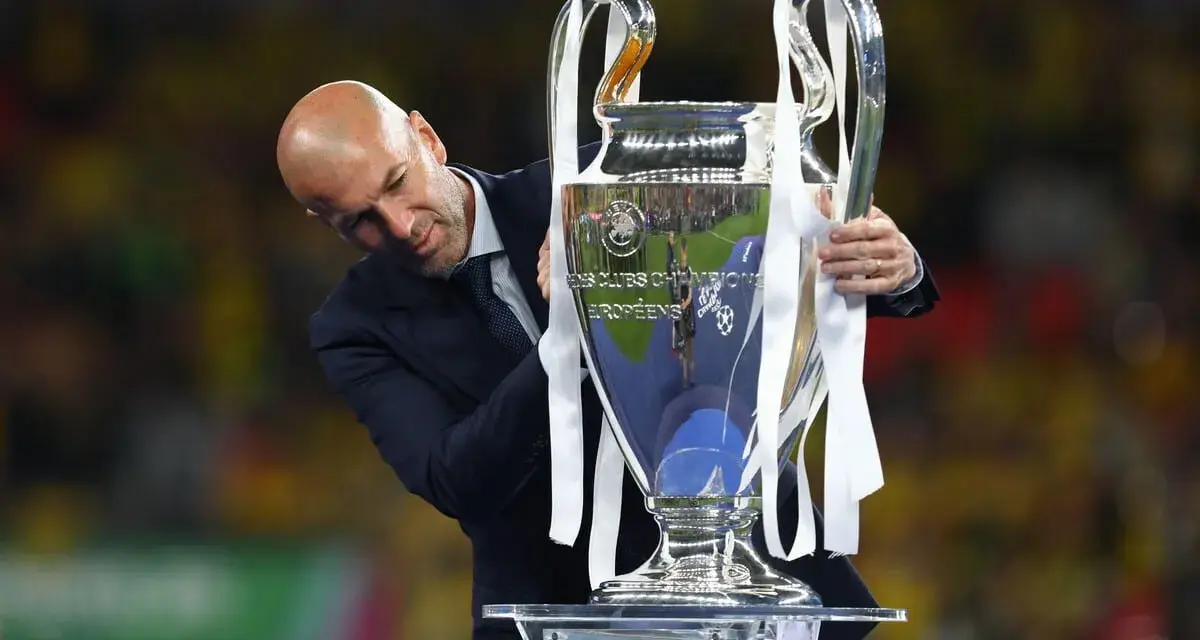 Zinedine Zidane z pucharem Ligi Mistrzów.