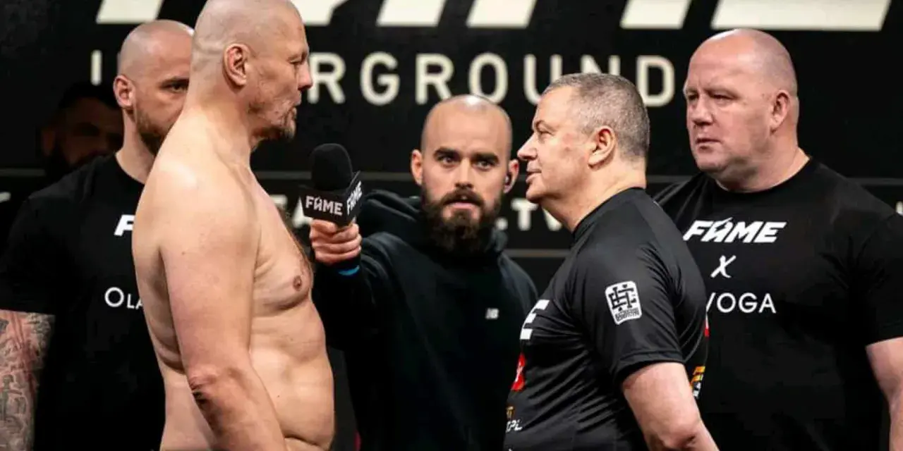 Dwóch zawodników na ważeniu przed walkami Fame MMA, z mikrofonem i ochroniarzami.