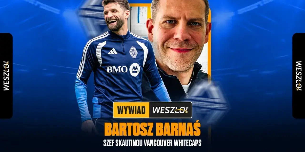 Dwóch mężczyzn, jeden w stroju piłkarskim Vancouver Whitecaps, drugi z bliska, na tle niebieskich świateł.