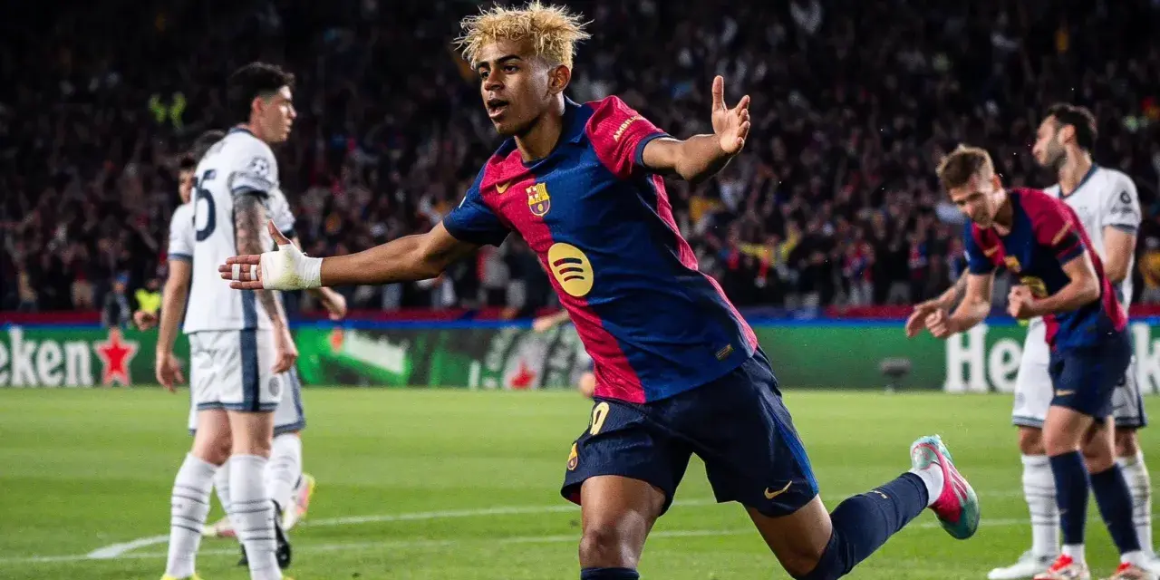 Piłkarz Barcelony z blond włosami cieszy się z bramki. Czy to oznacza, że Barcelona odpadła z Ligi Mistrzów?