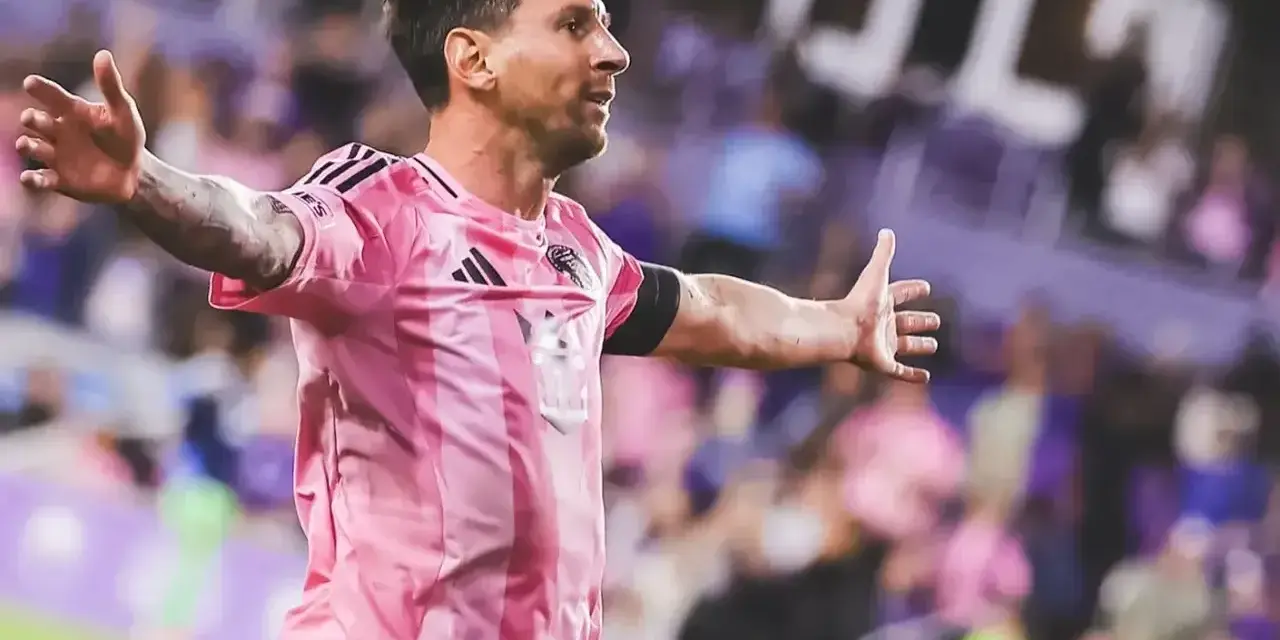 Piłkarz w różowej koszulce świętuje bramkę. To Lionel Messi, który grał w klubach takich jak FC Barcelona, PSG i Inter Miami.