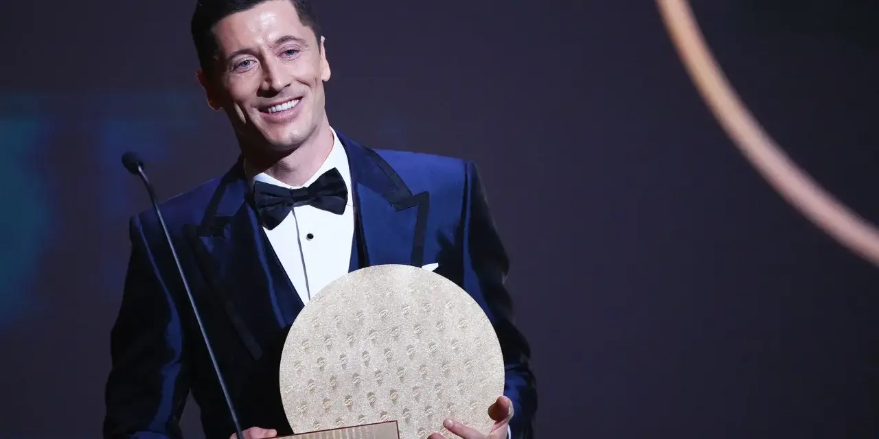 Robert Lewandowski z nagrodą, która może symbolizować jego drogę do zdobycia wielu złotych piłek.