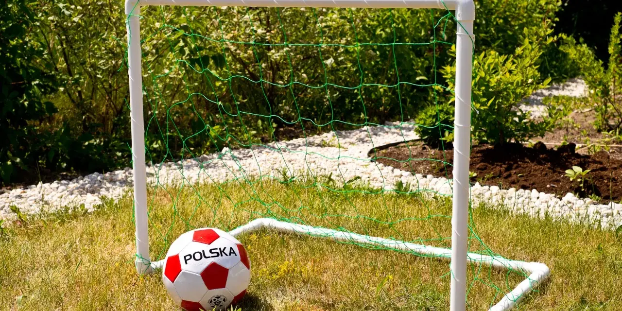 Bramka do piłki nożnej z rurek PCV i siatki, z piłką "Polska". Idealna do zabawy na trawie, pokazuje z czego zrobić bramkę do piłki nożnej.