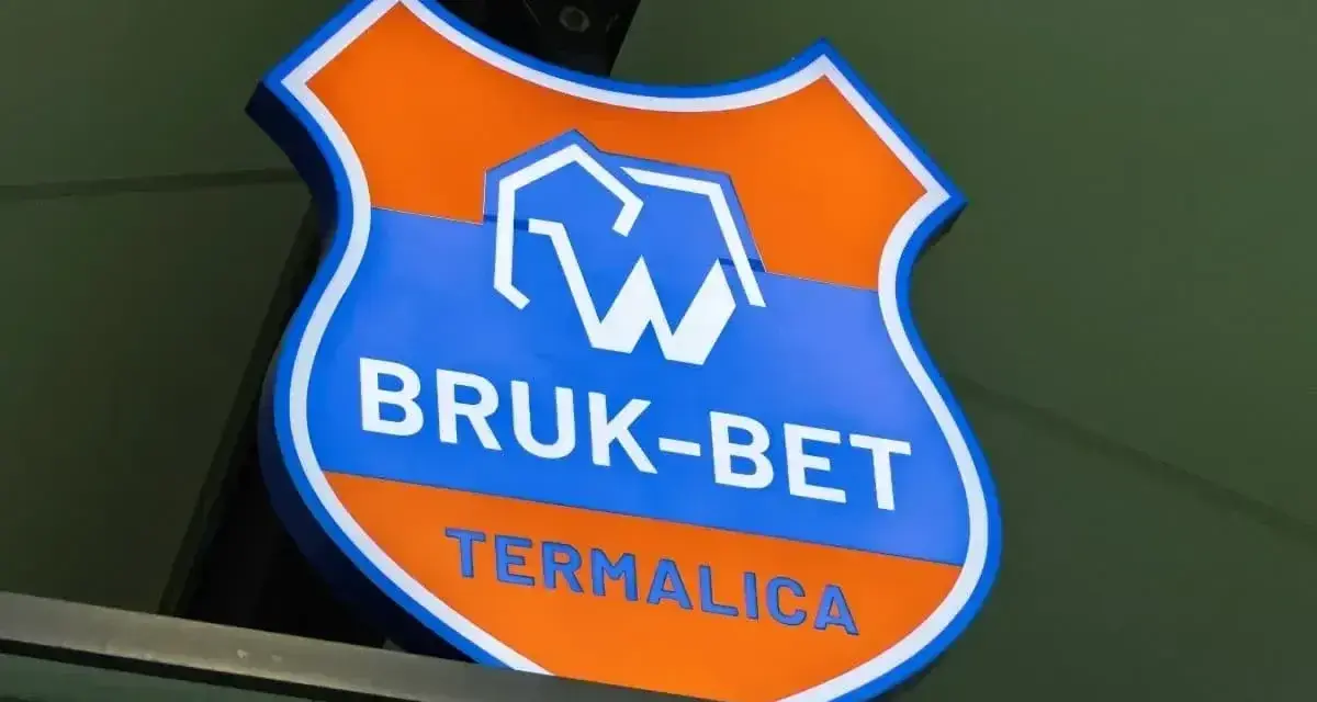 Logo Bruk-Bet Termalica, drużyny, której rankingi w meczach z Wisłą Płock zawsze budzą emocje.