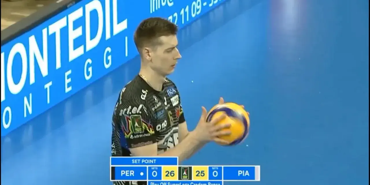 Siatkówka liga włoska: wynik meczu PER 26-25 PIA. Zawodnik z piłką, na niebieskim tle z logotypami.