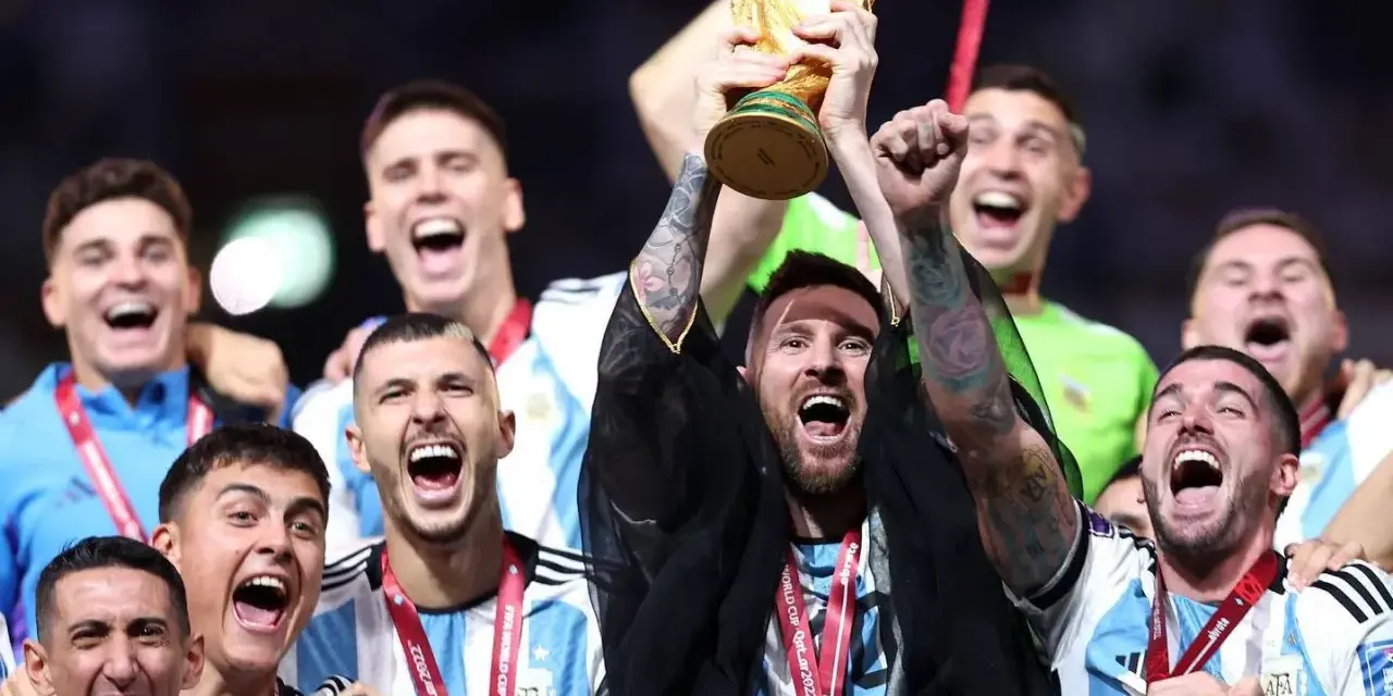 Leo Messi z Pucharem Świata, świętuje z drużyną. Argentyna udowodniła, kto jest mistrzem świata w piłce nożnej!