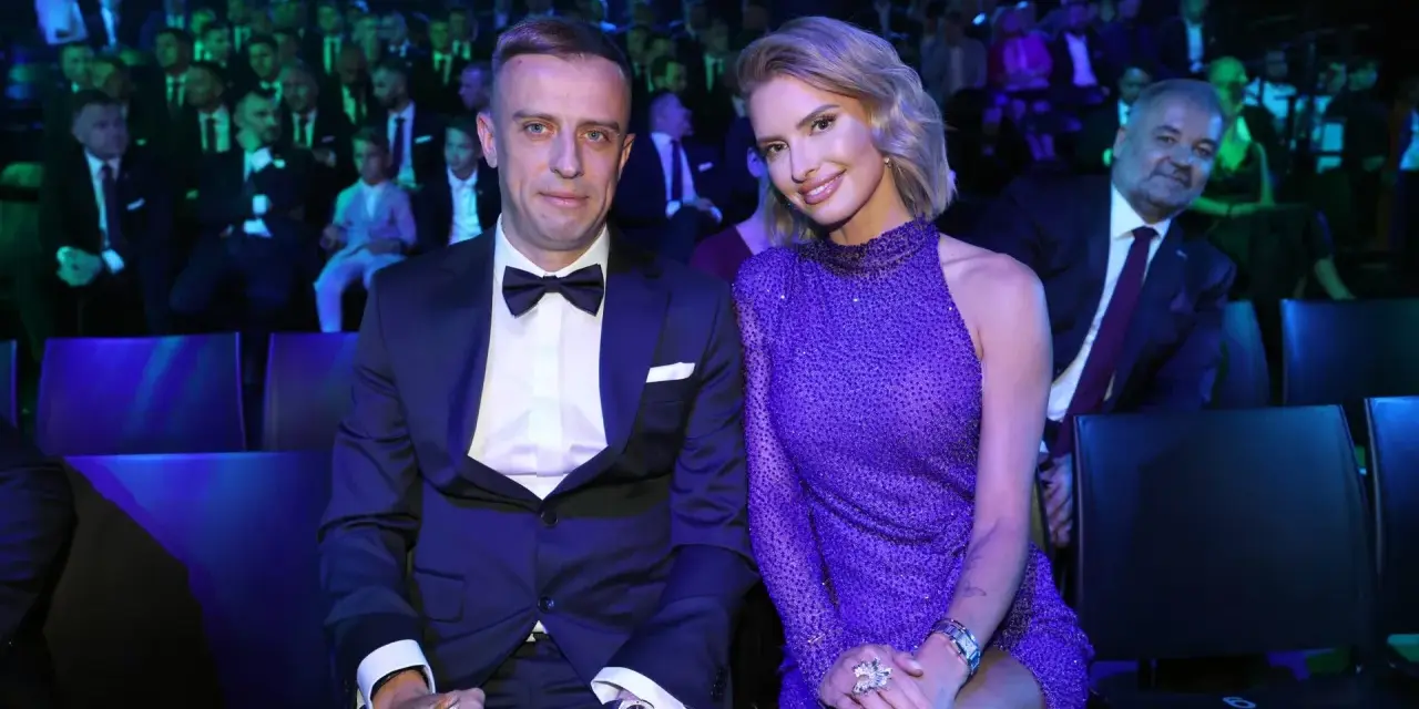 Kamil Grosicki z żoną na gali. Elegancka para w pierwszym rzędzie, otoczona przez gości.