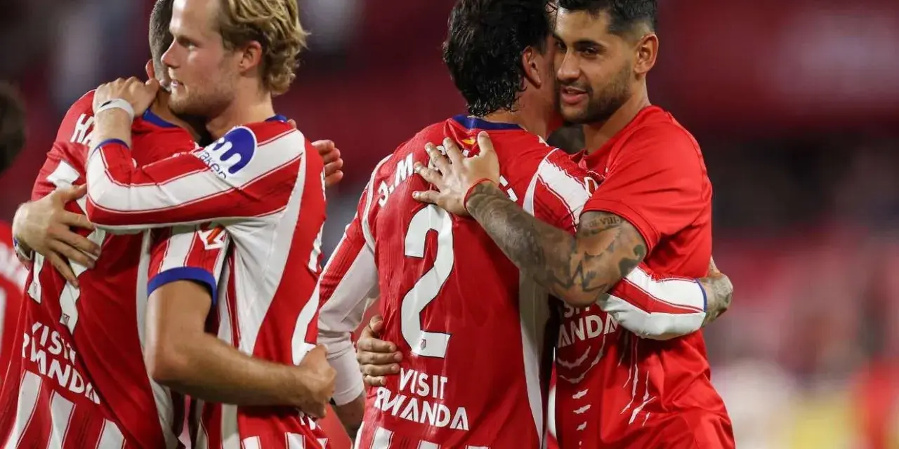 Zawodnicy La Liga w czerwono-białych strojach świętują razem.