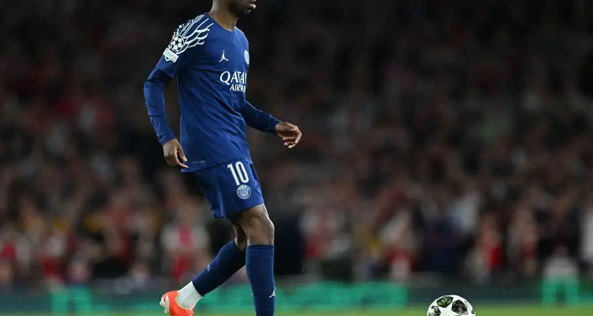 Piłkarz PSG z numerem 10, Ousmane Dembélé, w akcji. Miejmy nadzieję, że to nie kolejna **dembele kontuzja**.