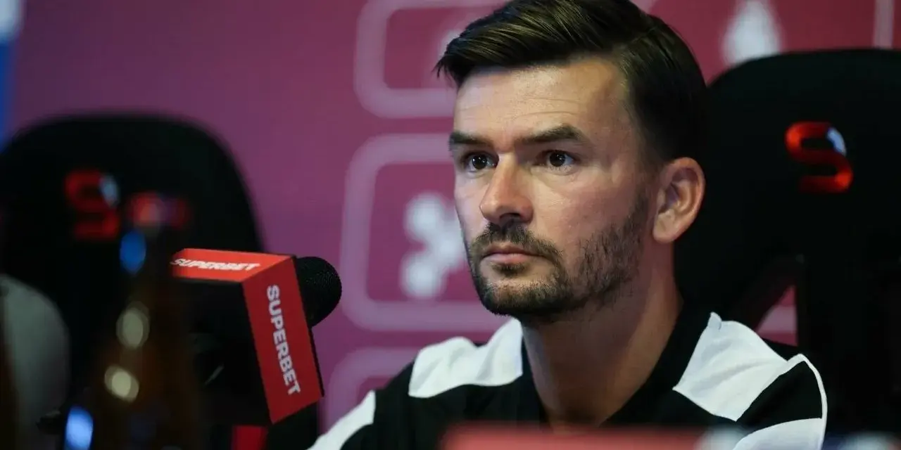 Twarz trenera Górnika Zabrze, skupionego podczas konferencji prasowej.