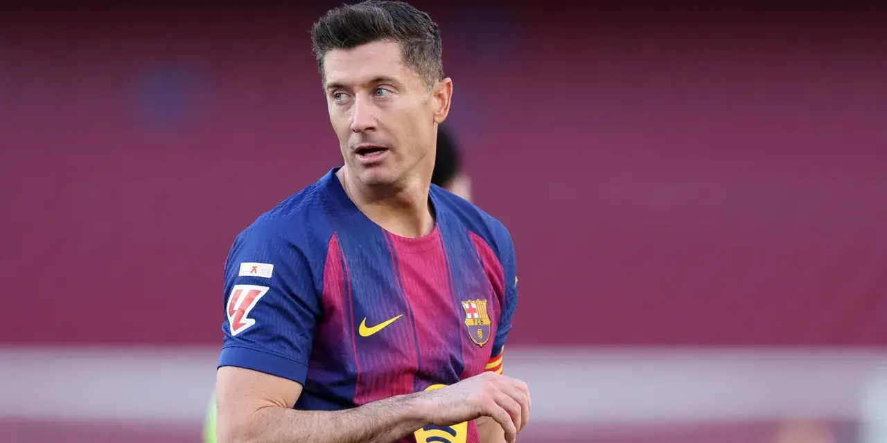 Robert Lewandowski w koszulce FC Barcelony, zastanawia się, kto jest najlepszym piłkarzem na świecie.