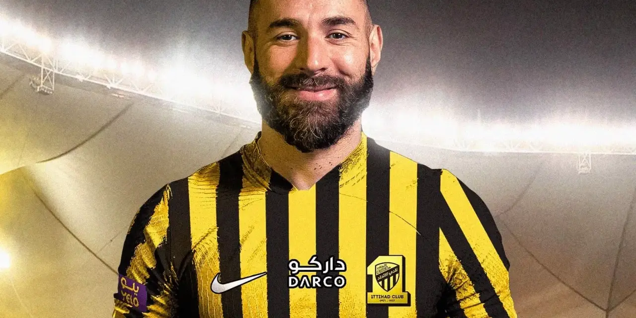 Karim Benzema w nowej koszulce klubu, zastanawiasz się ile zarabia Karim Benzema?