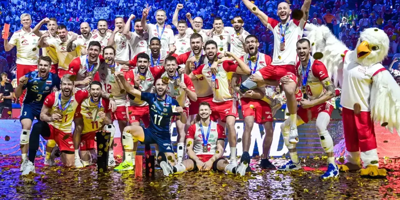 Polska drużyna siatkarzy świętuje zwycięstwo, a na ich twarzach widać radość. Ile razy Polska była mistrzem świata w siatkówce? To pytanie zadają sobie kibice.