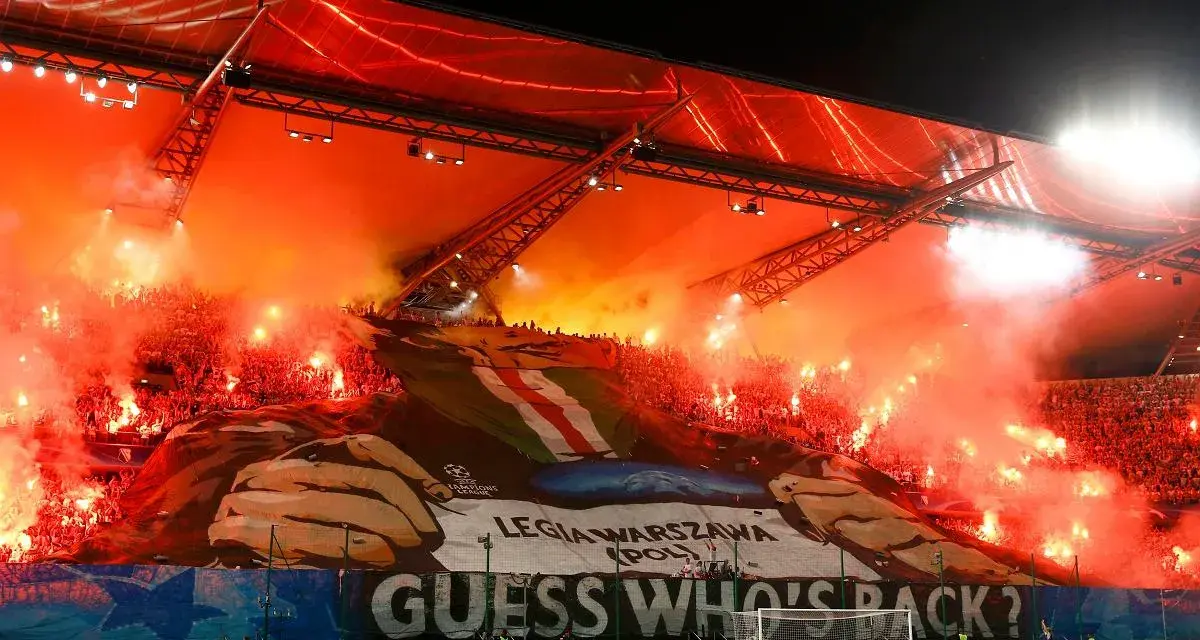 Oprawa Legii Warszawa z pirotechniką i transparentem "Guess Who's Back?". Prezes Legii z pewnością dumny z kibiców.