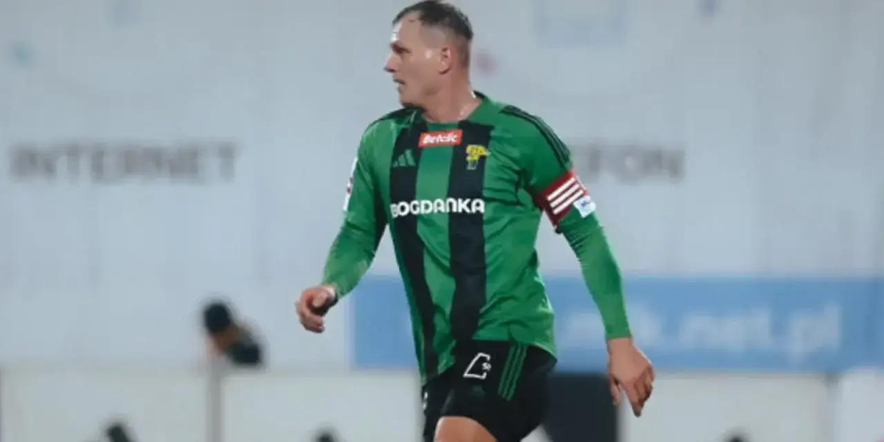Piłkarz Górnika Łęczna w zielono-czarnej koszulce z opaską kapitana. Mecz z GKS Tychy.