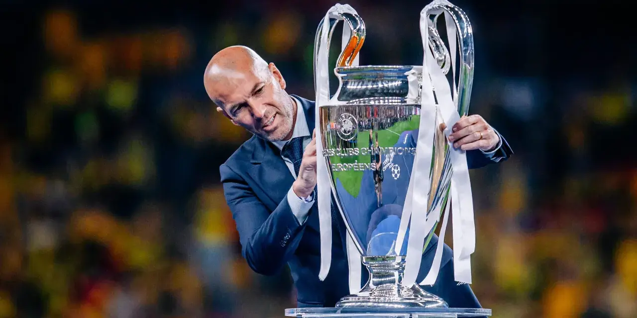 Zinedine Zidane z pucharem Ligi Mistrzów. To on wie, kto wygrał ligę mistrzów.