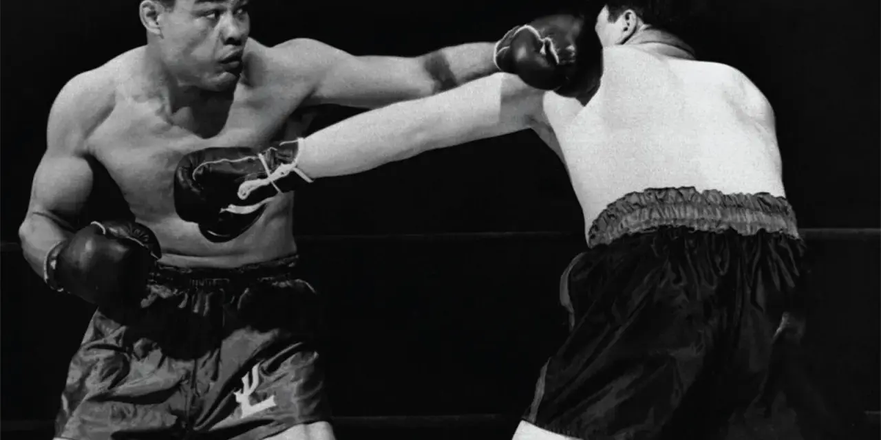 Joe Louis, jeden z najlepsi bokserzy w historii, w akcji na ringu.