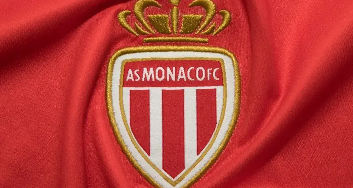 Herb AS Monaco FC na czerwonym tle. Składy: RC Lens – AS Monaco FC.