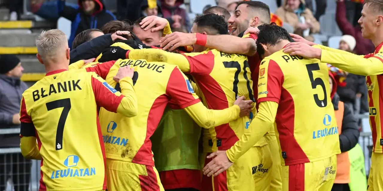 Piłkarze Korony Kielce świętują zwycięstwo nad Górnikiem Zabrze. Radość i okrzyki na boisku, kibice na trybunach.