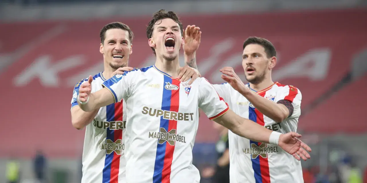 Piłkarze Górnika Zabrze cieszą się po golu w meczu przeciwko Rakowowi Częstochowa.