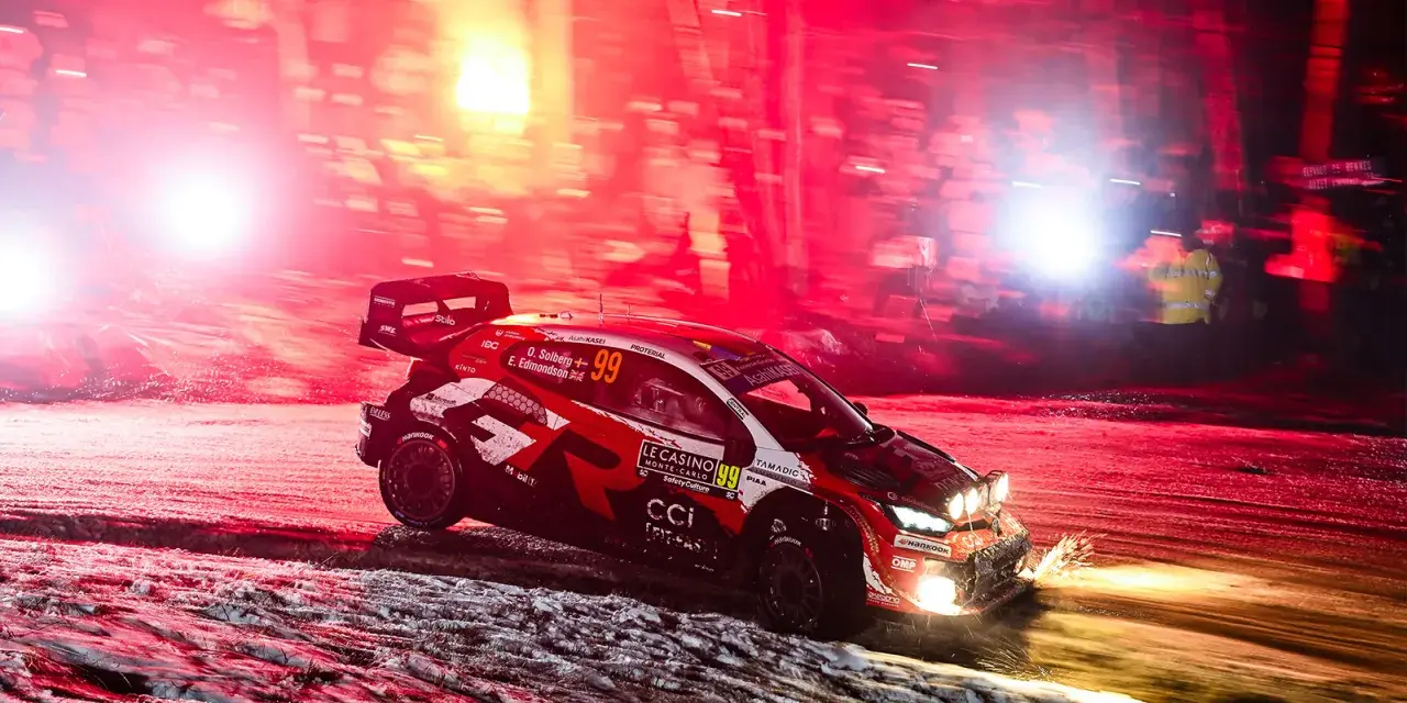 Rajdowy samochód z numerem 99 w ogniu czerwonych rac i świateł. Gdzie oglądać motowizję?