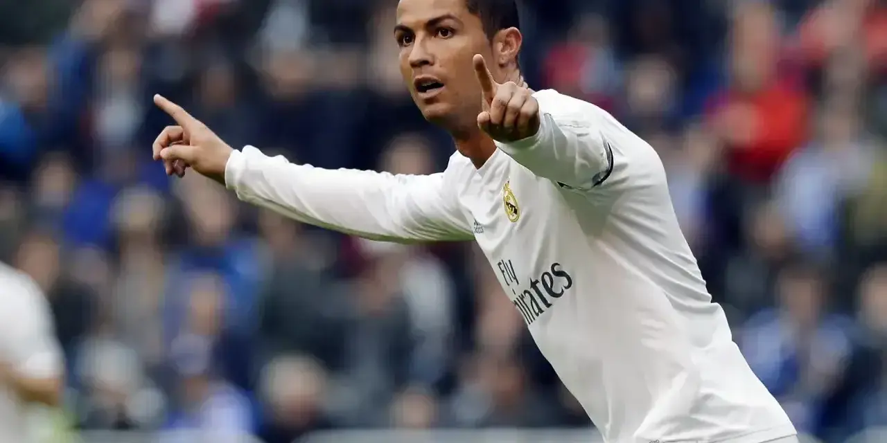 Cristiano Ronaldo, znany z imponującego wzrostu, w białej koszulce Realu Madryt.