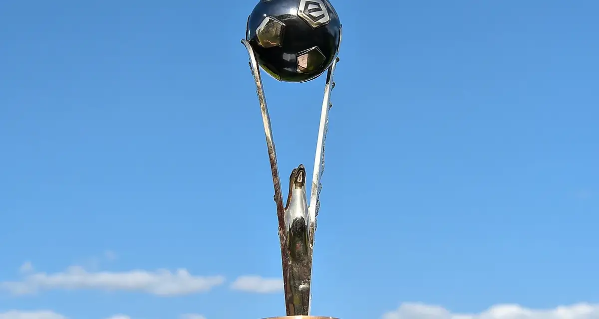 Trofeum "Mistrz Polski" czeka na swojego właściciela. Kto z kim w ostatniej kolejce ekstraklasy powalczy o ten puchar?