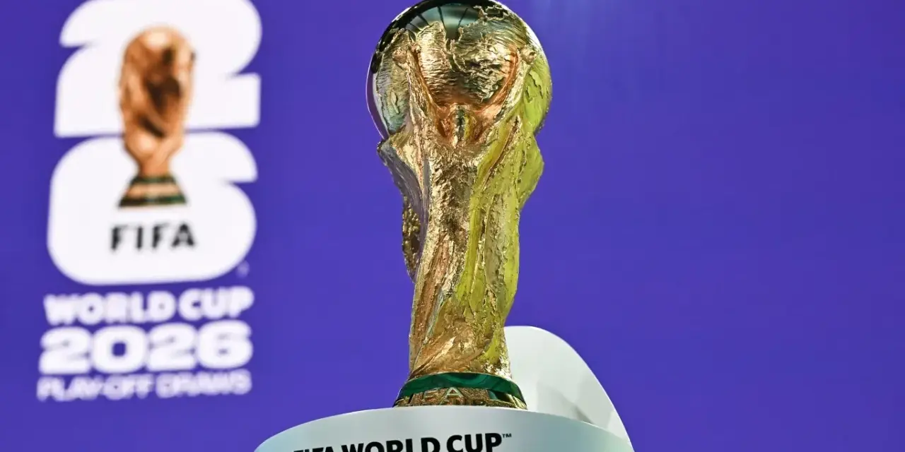 Złote trofeum FIFA World Cup na tle logo turnieju 2026. Już niedługo dowiemy się, kiedy otwarcie mistrzostw świata w piłce nożnej!