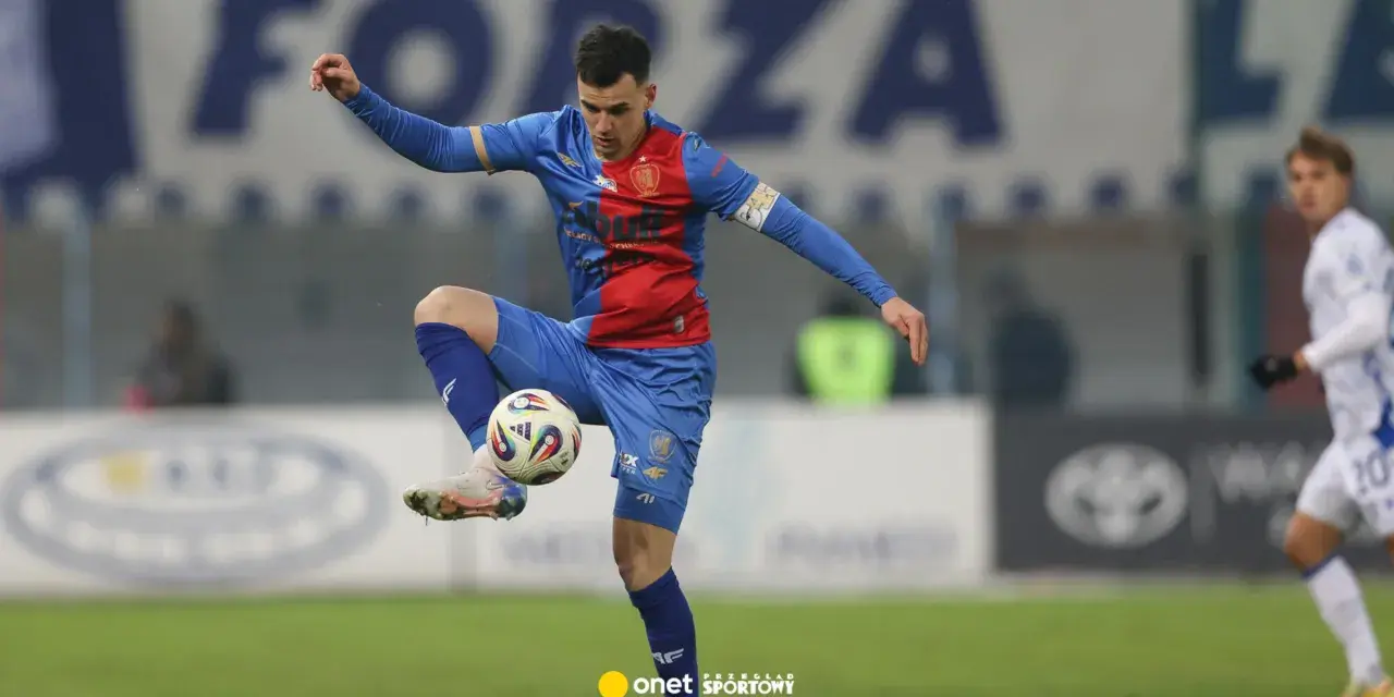 Piłkarz Piasta Gliwice w akcji, kontroluje piłkę nogą. Mecz Piast Gliwice – Wisła Płock.