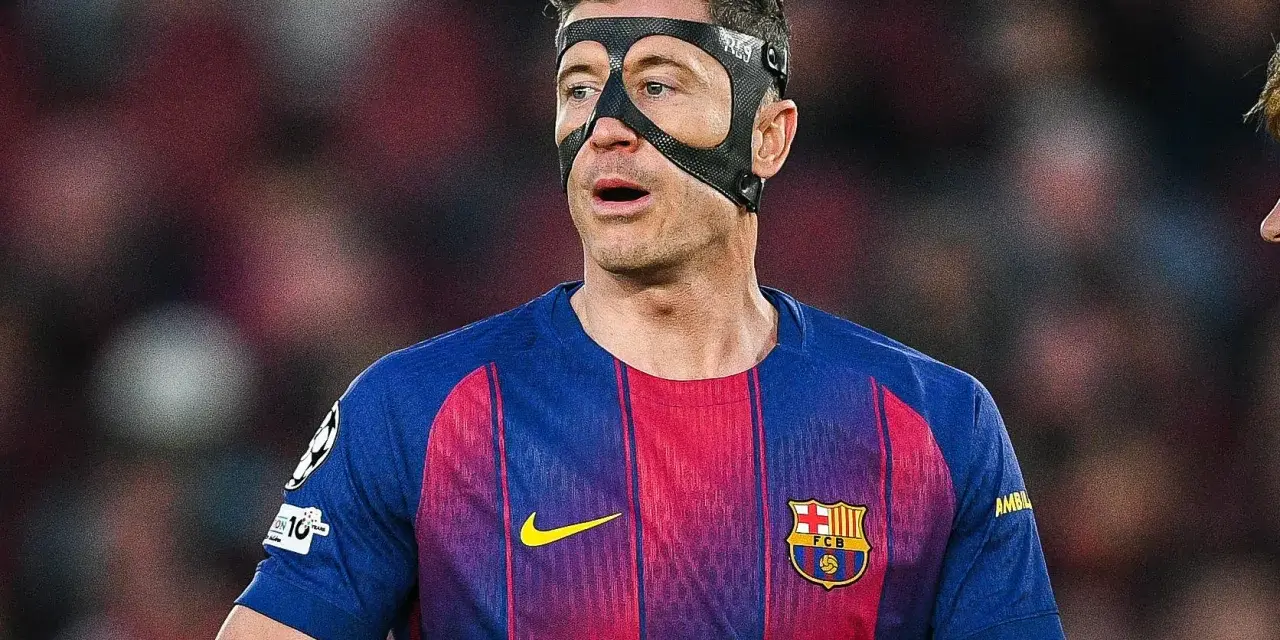Robert Lewandowski w masce ochronnej, w barwach Barcelony, gotowy do gry dla kadry.