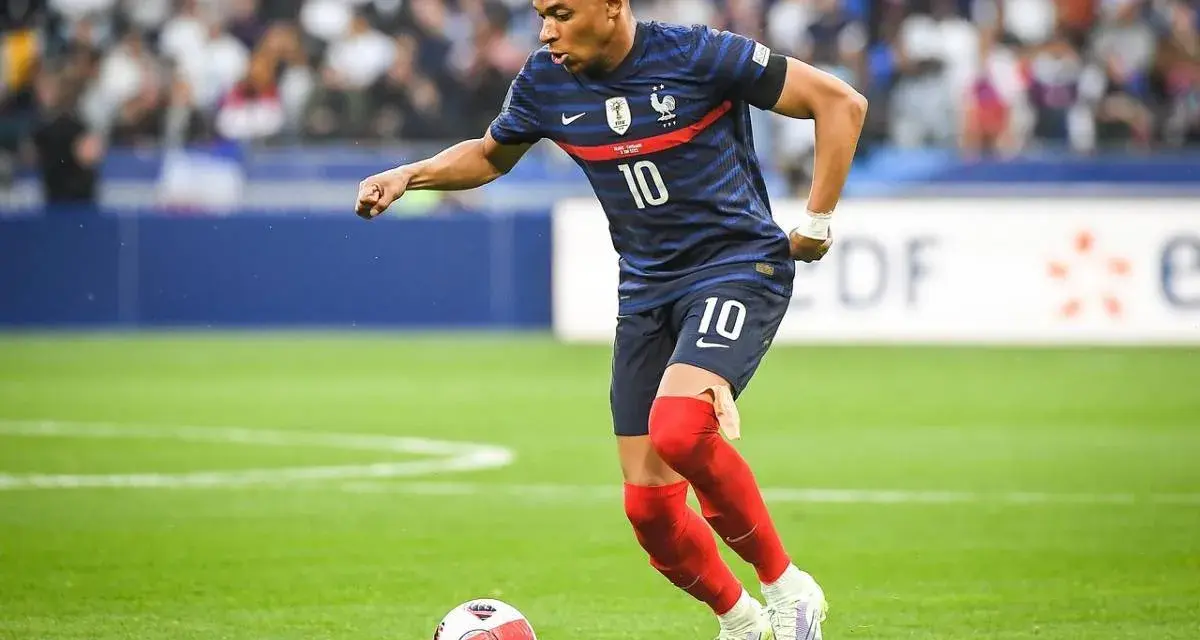 Kylian Mbappé w akcji, kto jest najszybszym piłkarzem na świecie? Jego dynamika na boisku budzi podziw.