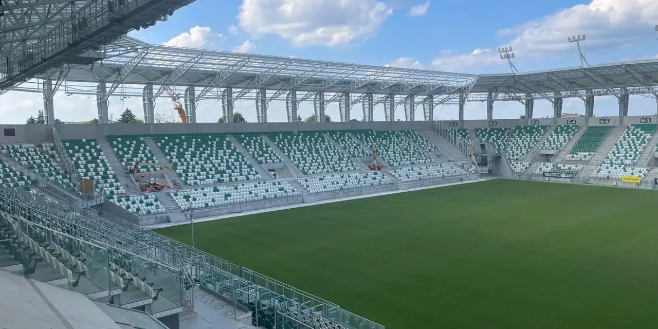 Puste sektory stadionu Radomiaka czekają na kibiców. Zielona murawa i nowoczesna konstrukcja dachu tworzą imponujący widok.