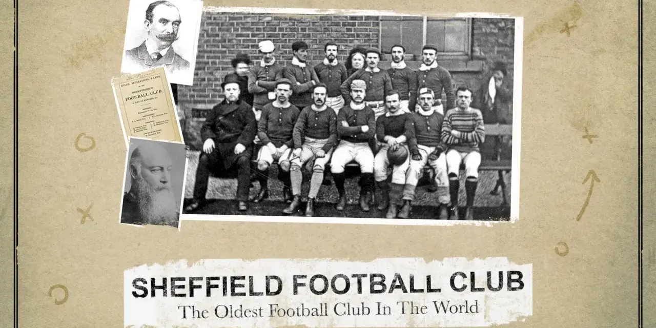 Drużyna Sheffield Football Club, najstarszy klub piłkarski na świecie, pozuje do zdjęcia. Obok portrety założycieli i dokumenty klubu.