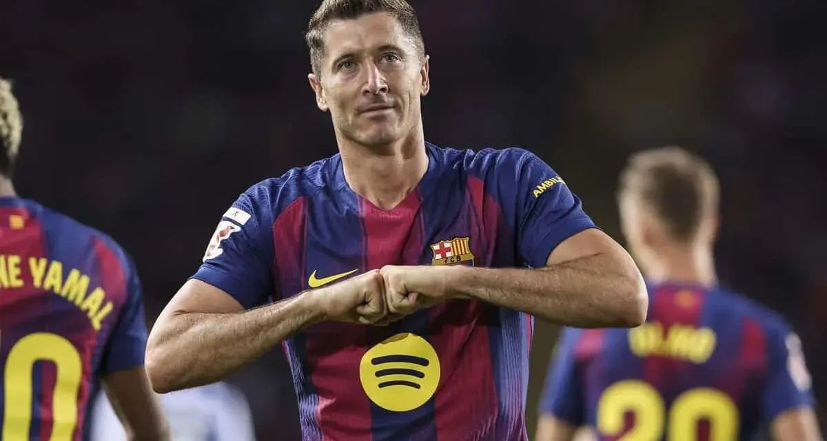 Robert Lewandowski w barwach Barcelony, z dumą prezentuje swoje osiągnięcia. Ciekawe, ile zarabia Lewandowski w Barcelonie, patrząc na jego zaangażowanie.