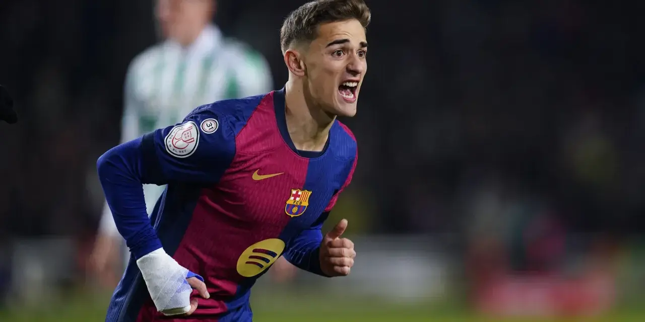 Gavi z zabandażowaną ręką, mimo kontuzji, krzyczy na boisku w barwach FC Barcelony.