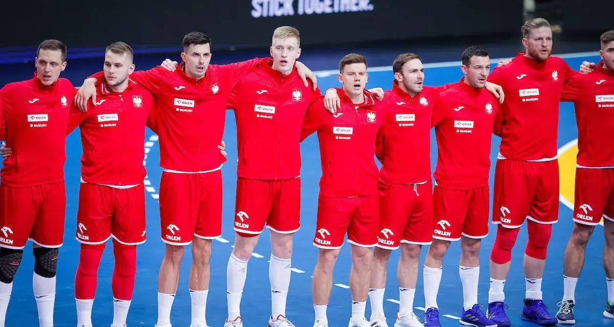 Drużyna Polski w piłce ręcznej w czerwonych strojach, gotowa do walki. Kiedy następny mecz polski w piłce ręcznej?