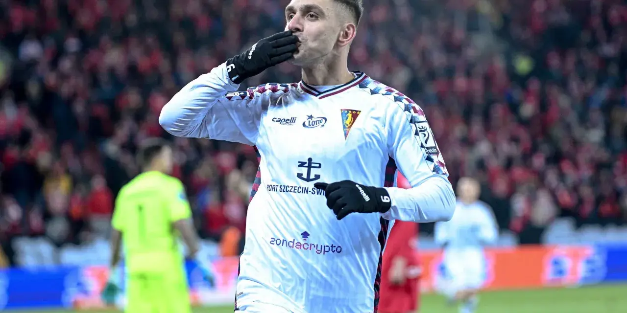 Piłkarz Pogonii Szczecin całuje rękę po golu w meczu z Widzewem Łódź.