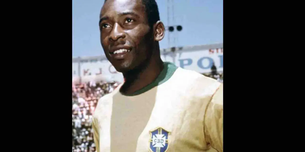 Uśmiechnięty Pelé w żółtej koszulce z herbem Brazylii. Jego niesamowite pelé statystyki mówią same za siebie.