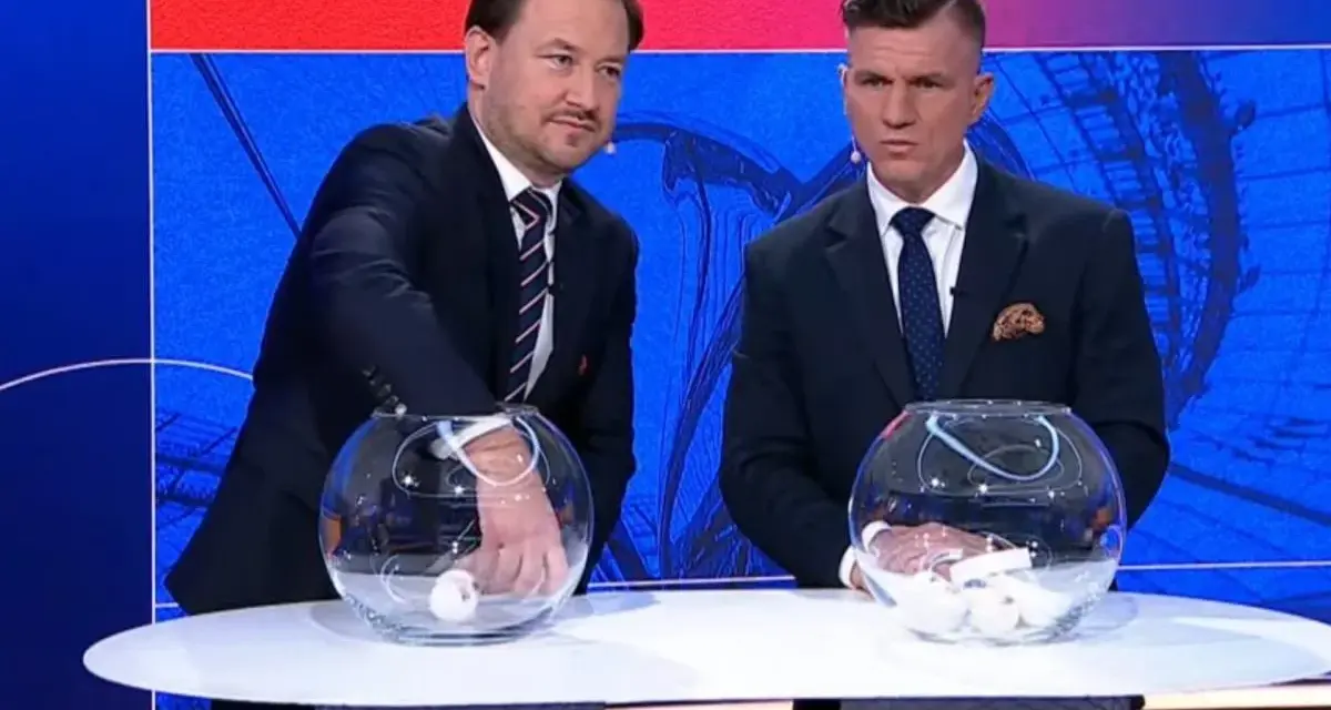 Dwóch mężczyzn w garniturach losuje piłki z kul. Kto wygrał Puchar Polski w piłce nożnej?