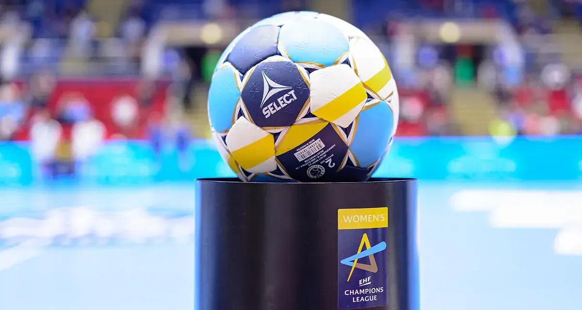 Piłka do piłki ręcznej na podium z logo EHF Champions League. Gdzie oglądać mecze?