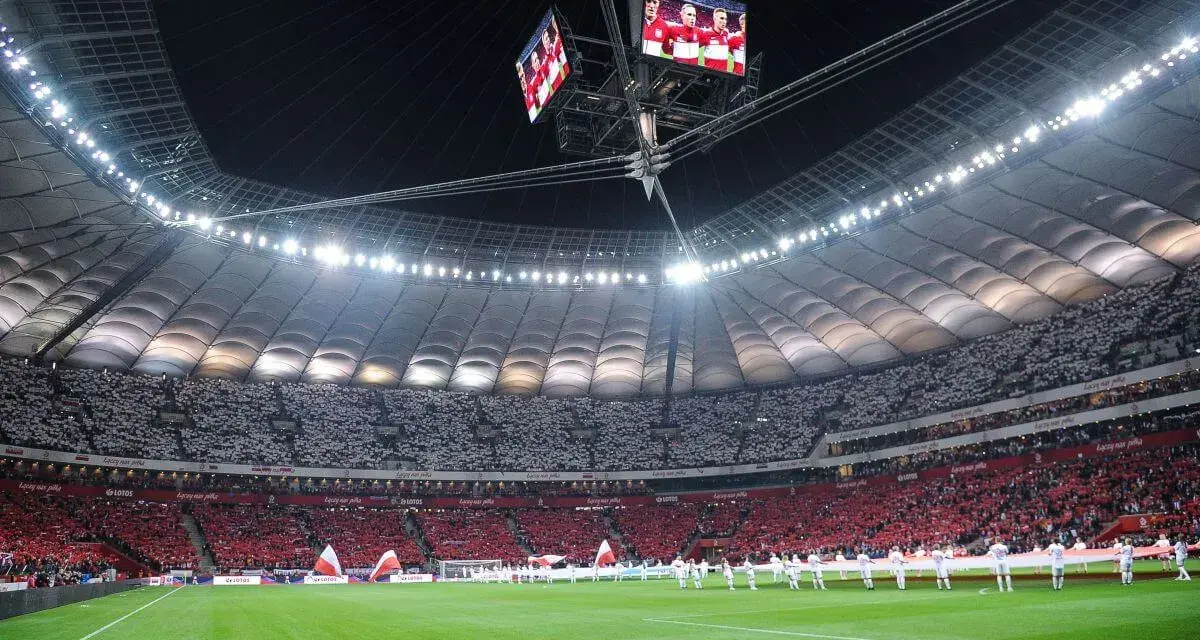 Stadion Narodowy w Warszawie, z pełną widownią, która tworzy biało-czerwony wzór. Jego imponująca pojemność robi wrażenie.