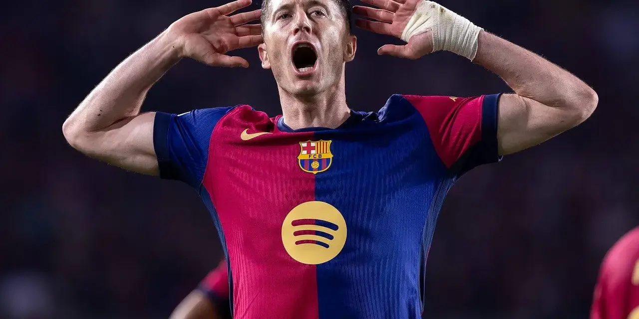 Robert Lewandowski, jeden z najlepszych strzelców Barcelony, świętuje bramkę.